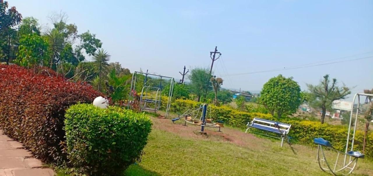 ホテル Complimentary Water Park イガットプリ エクステリア 写真